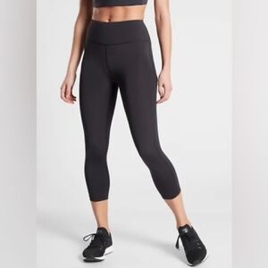 NWOT Athleta Ultimate Stash Pocket Capri in BLK